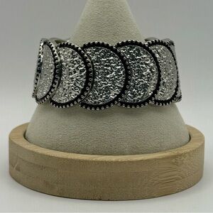 NWT Erica Lyon’s Hammered Silvertone Stretch Bracelet
